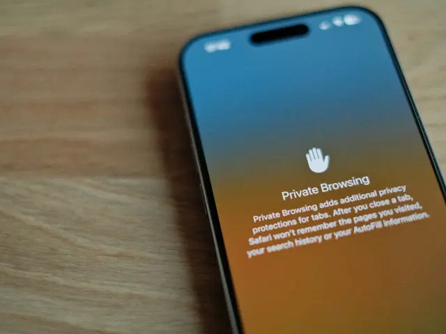 Smartphone affichant l’écran de navigation privée, symbolisant la confidentialité et le contrôle des cookies.